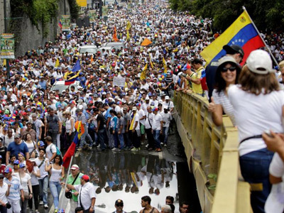 Венесуэльцы дружно вышли на мирное шествие